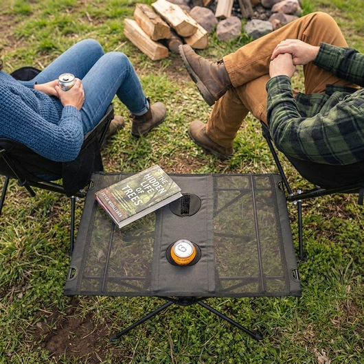 Fällbart campingbord med mugghållare