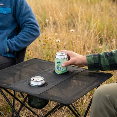 Fällbart campingbord med mugghållare