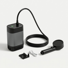 Portabel utedusch med pump, slang, handdusch, hållare och USB-kabel på ljus bakgrund