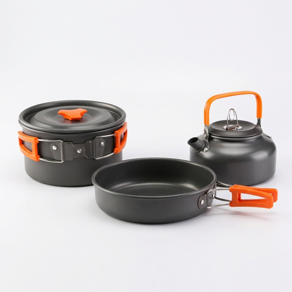 Kokset i mörkgrå aluminium med orange handtag: kastrull med lock, stekpanna och vattenkokare