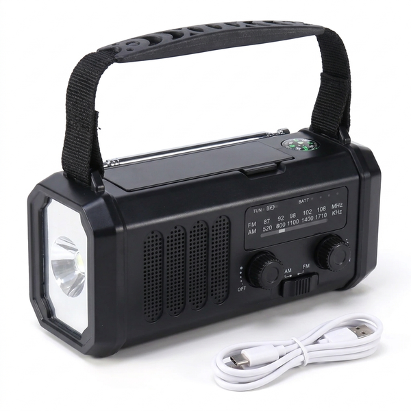 Svart beredskapsradio med ficklampa i kortsidan, bärrem, FM/AM-skala och vit USB-C-kabel på vit bakgrund